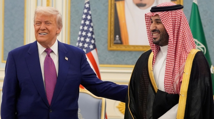 Thái tử Arab Saudi Mohammed bin Salman và Tổng thống Trump tại Cung điện Hoàng gia ở Riyadh hôm 13/5. Ảnh: AP
