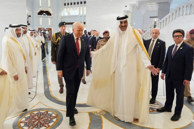 Quốc vương Qatar Sheikh Tamim bin Hamad Al Thani chào đón Tổng thống Trump trong lễ đón chính thức tại Amiri Diwan ở Doha ngày 14/5. Ảnh: AP
