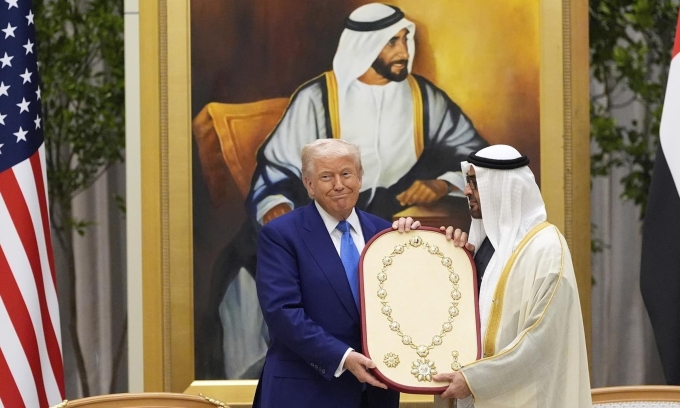 Tổng thống Donald Trump nhận Huân chương Zayed, huân chương dân sự cao nhất của Các tiểu vương quốc Arab Thống nhất (UAE) tại Abu Dhabi hôm 15/5. Ảnh: AP