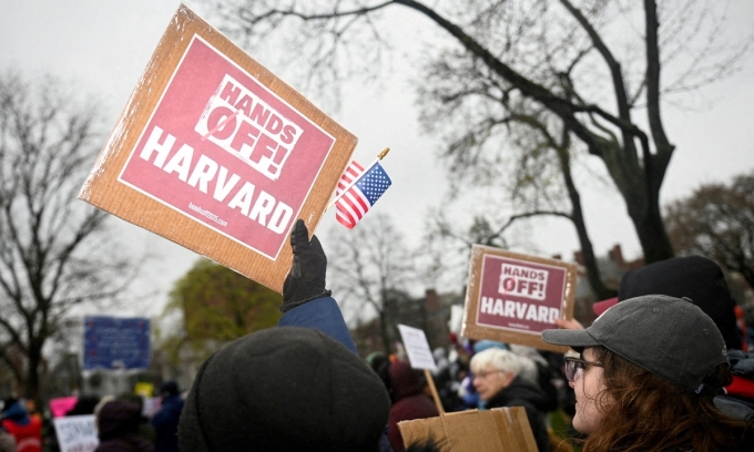 Biểu tình kêu gọi ban lãnh đạo Harvard phản đối chính quyền liên bang can thiệp công việc nội bộ của trường tại Cambridge, Massachusetts, hôm 12/4. Ảnh: Reuters
