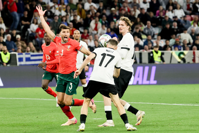 Ruben Dias phản ứng khi bàn thắng được công nhận cho Đức trong trận đấu.