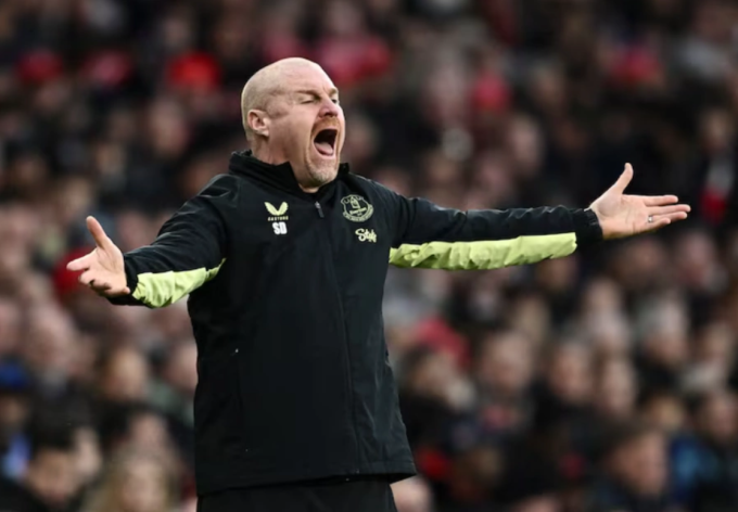 HLV Sean Dyche chỉ đạo trong trận Everton hòa Arsenal 0-0 trên sân Emirates, London, Anh ngày 14/12/2024. Ảnh: Reuters