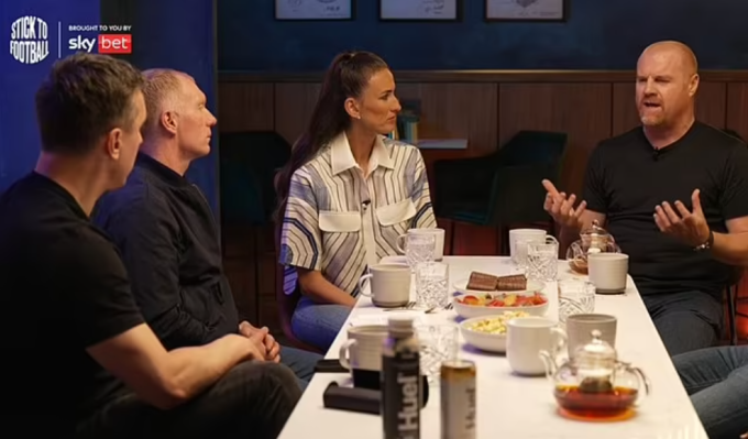 HLV Sean Dyche (phải) chia sẻ trên podcast Stick to Football hôm 15/5. Ảnh chụp màn hình