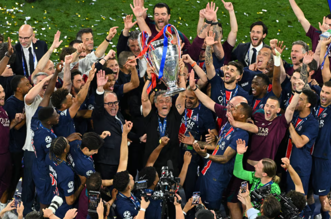 HLV Luis Enrique nâng Cup sau khi cùng PSG thắng Inter 5-0 ở chung kết Champions League trên sân Allianz, Munich, Đức ngày 31/5.