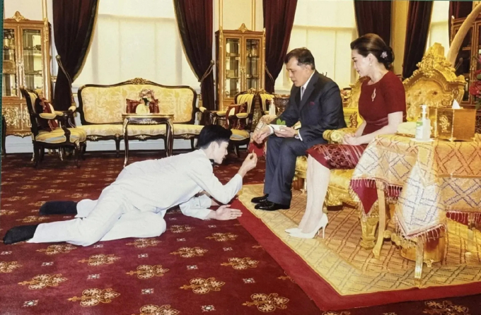 Vua Maha và Hoàng hậu Suthida cử hành hôn lễ cho Nutthabhum và Kampol tại Cung điện Dusit, Bangkok.