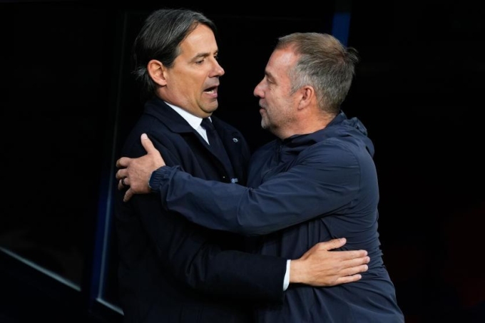 Hai HLV Simone Inzaghi (trái) và Hansi Flick ôm thân thiết trước trận Barca 3-3 Inter ở lượt đi bán kết Champions League tối 30/4. Ảnh: EFE