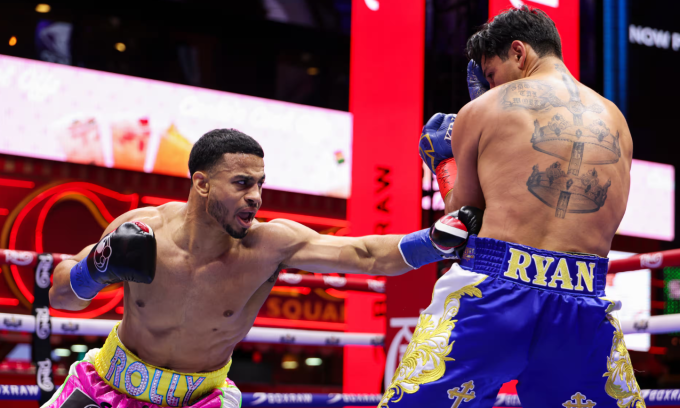 Rolly Romero (trái) tung cú thọc vào phần bụng Ryan Garcia. Ảnh: Golden Boy