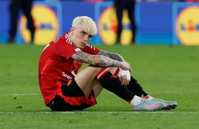 Garnacho thất vọng sau trận Man Utd thua Tottenham ở chung kết Europa League trên sân San Mames, thành phố Bilbao, xứ Basque, Tây Ban Nha tối 21/5/2025. Ảnh: Reuters