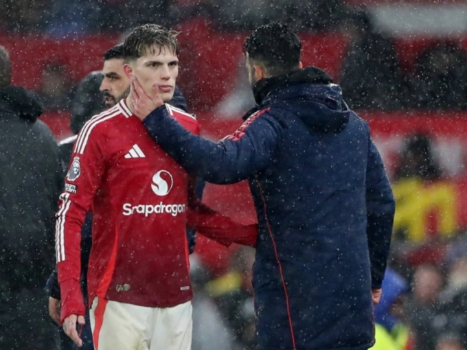 Garnacho (trái) tỏ thái độ khi bị thay ra trong trận Man Utd 3-2 Ipswich ở vòng 27 Ngoại hạng Anh trên sân Old Trafford tối 26/2/2025. Ảnh: Reuters