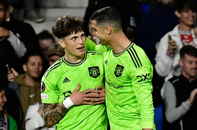 Garnacho (trái) mừng bàn cùng Ronaldo trong trận Man Utd thắng Sociedad ở Europa League ngày 3/11/2022. Ảnh: AP