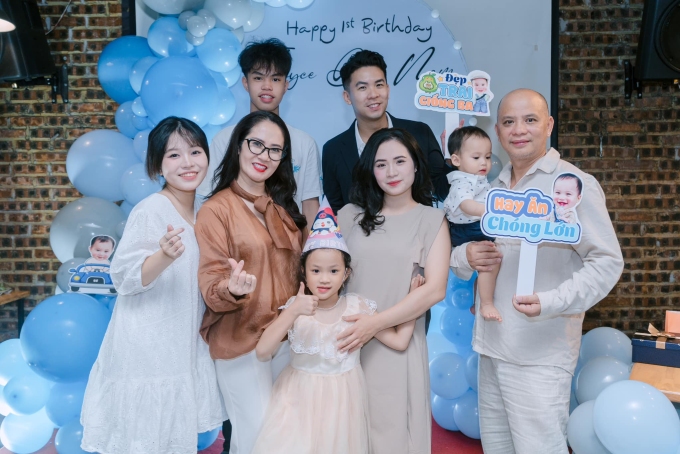 Gia đình Nguyệt Hằng.