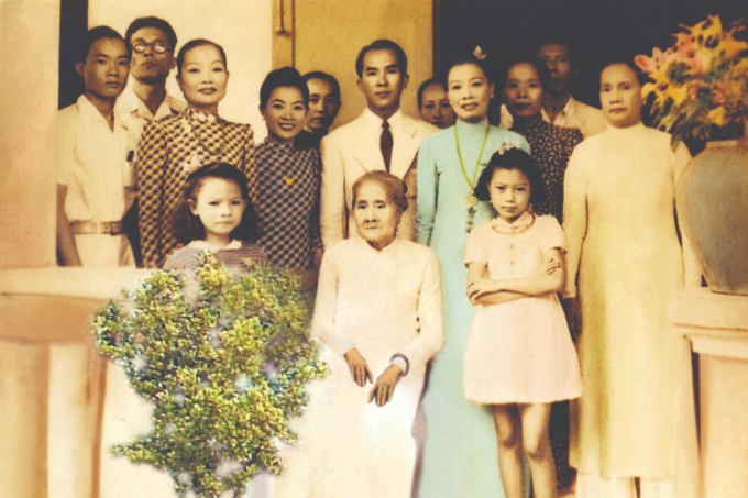 Gia tộc bên ngoại của Kim Cương. Hàng trước, từ phải qua: Kim Cương và bà ngoại. Hàng sau: nghệ sĩ Bảy Nam (thứ ba từ trái qua), Năm Phỉ (thứ ba từ phải qua). Ảnh: Tư liệu <a href=