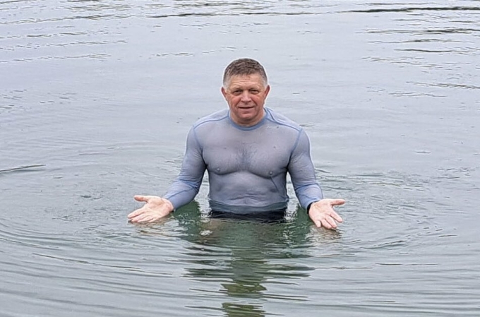 Thủ tướng Slovakia Robert Fico bơi sông Danube.