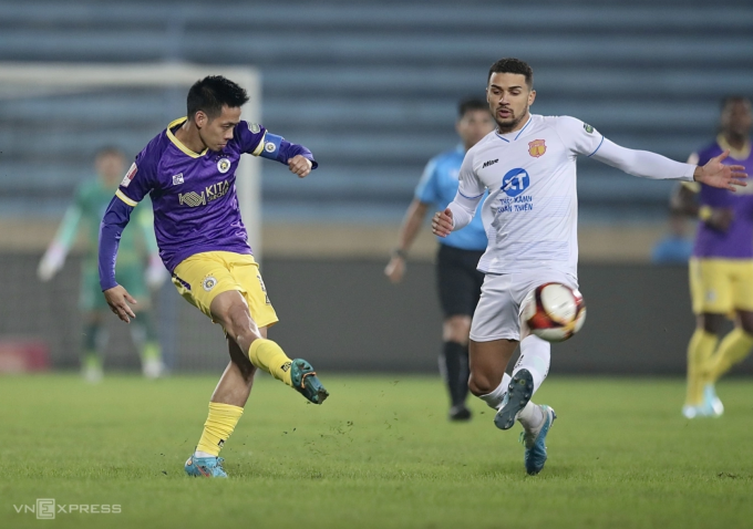 Hendrio (áo trắng) trong trận đấu với Nguyễn Văn Quyết tại V-League 2023-2024.