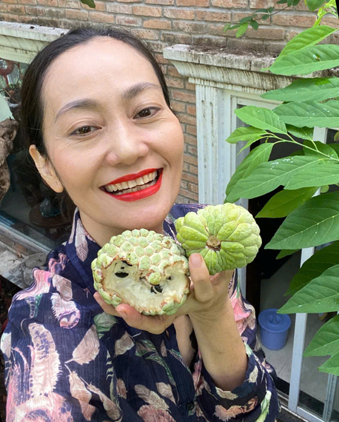 Hạnh Thúy bên cây mãng cầu nhiều trái