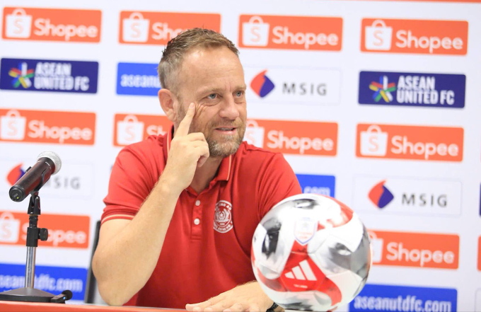 HLV Mano Polking dự họp báo tại sân Buriram, Thái Lan vào chiều 20/5, một ngày trước trận gặp Buriram United tại lượt về chung kết Cup CLB Đông Nam Á 2024-2025. Ảnh: Công an Hà Nội FC