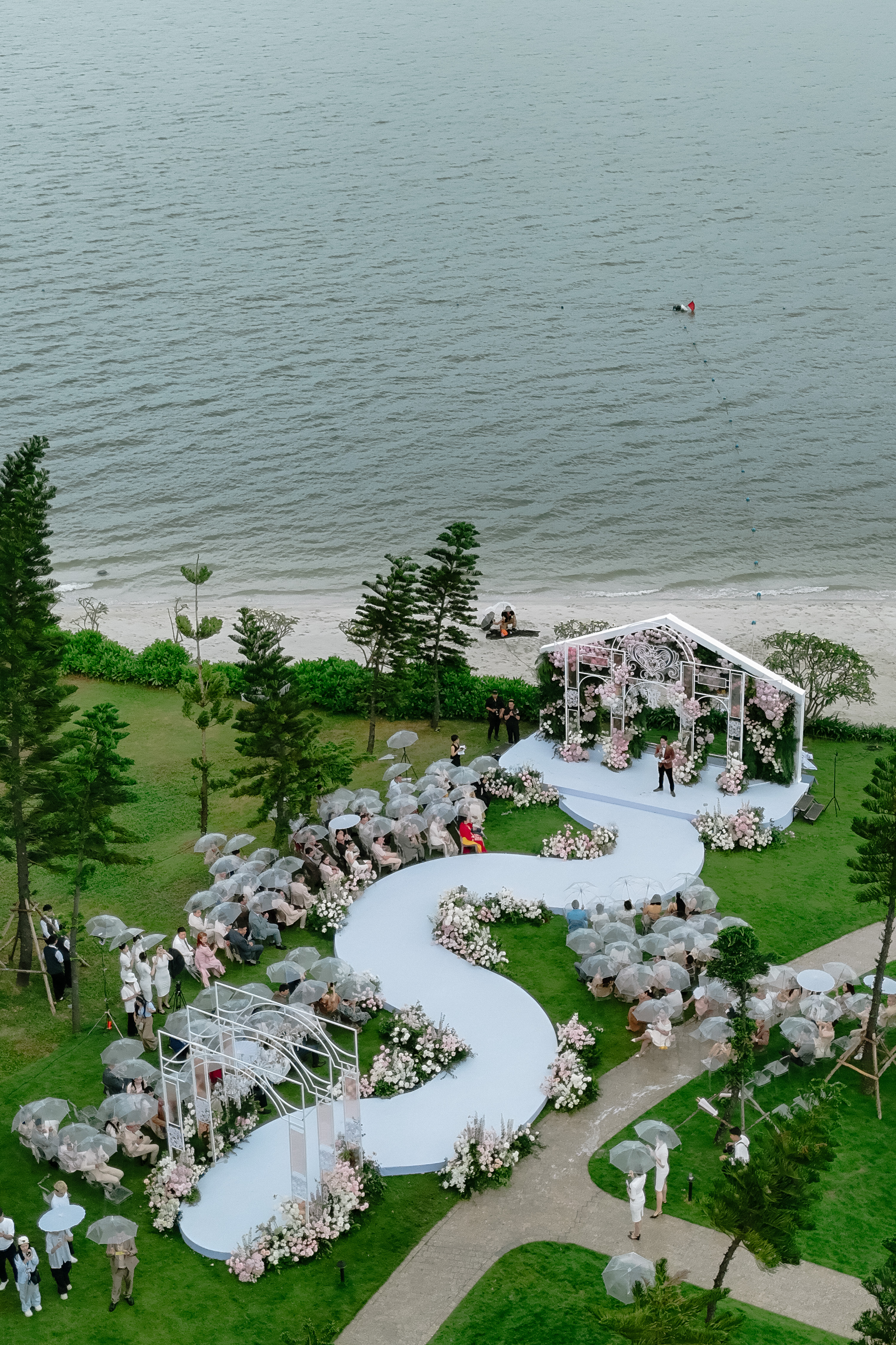 Hồ Quỳnh Hương và chú rể hôn nhau trong tiệc cưới