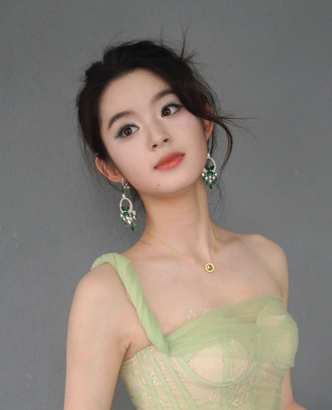 Những bức ảnh Điền Điềm tại lễ trưởng thành châm ngòi tranh cãi trong dư luận Trung Quốc.