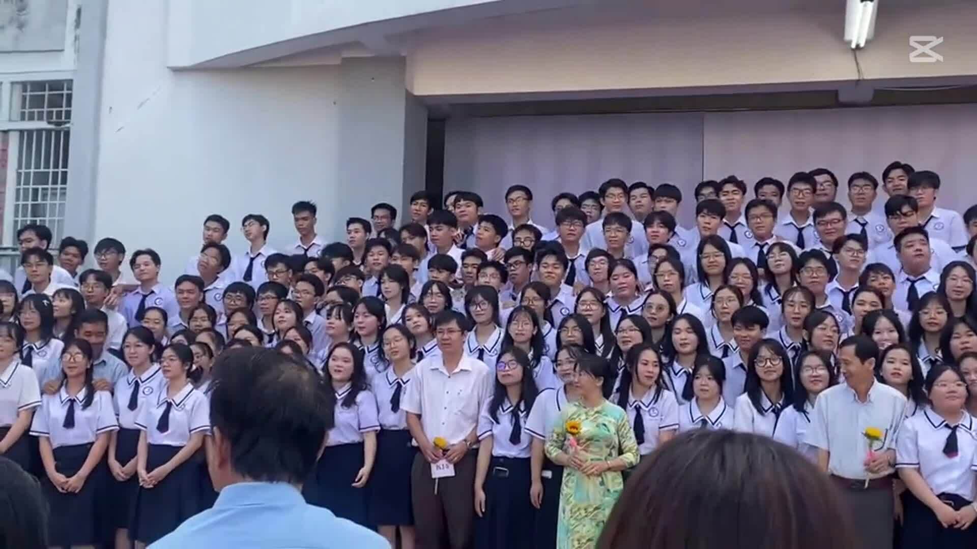 Học sinh cấp ba hát 'Phép màu'