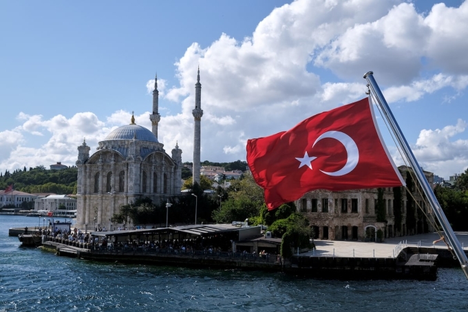 Một chiếc thuyền đỗ trước thánh đường Hồi giáo ở Istanbul hồi năm 2021. Ảnh: Reuters