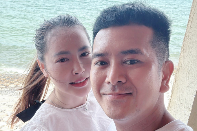 Diễn viên Hùng Thuận bên bạn gái Tuệ Tâm.