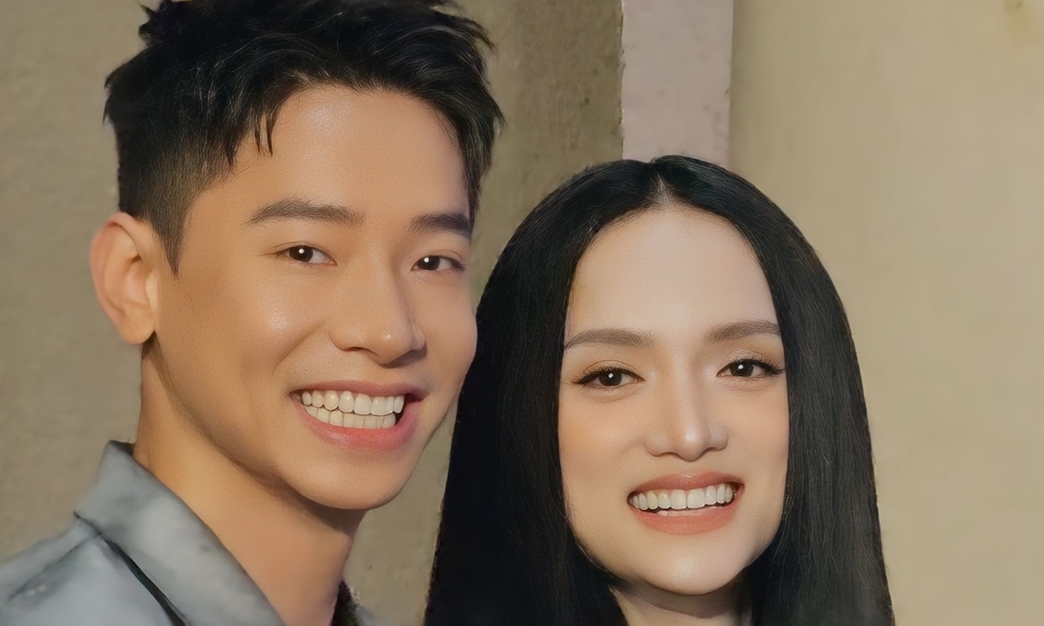 Hương Giang và bạn trai tình tứ dự sự kiện