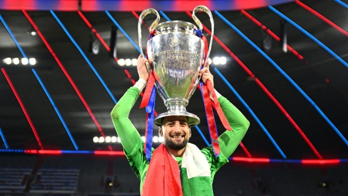 Thủ môn Gianluigi Donnarumma nâng cup Champions League cho PSG, sau trận chung kết gặp Inter trên sân Allianz, thành phố Munich, Đức tối 31/5/2025. Ảnh: UEFA