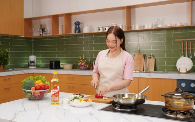 Diễn viên Lan Phương chọn dầu ăn Neptune Light cho những bữa cơm gia dình. Ảnh: NVCC