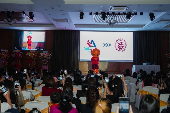Lễ công bố logo mới và mascot lấy cảm hứng từ hình ảnh kỳ lân. Ảnh: VA Schools