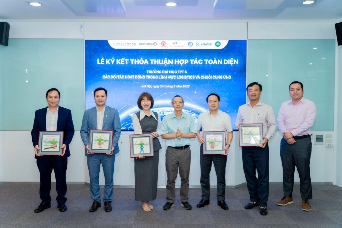 Đại diện trường Đại học FPT, VALOMA và các đối tác tại lễ ký kết thỏa thuận hợp tác.