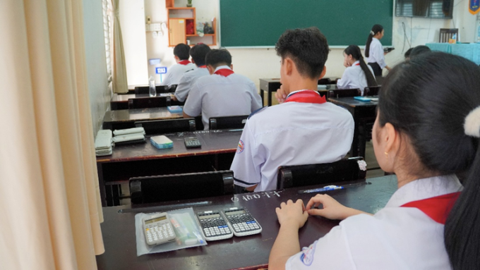 Học sinh sử dụng máy tính trong phòng thi