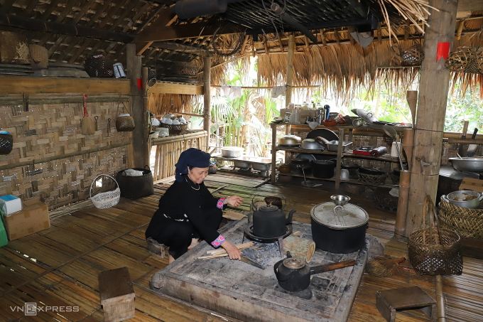 Bà Nông Thị Hảo đun nước pha chè tại nhà riêng ở làng bản Thái Hải, xã Đức Thịnh, TP Thái Nguyên, chiều 24/4. Ảnh: Nga Thanh