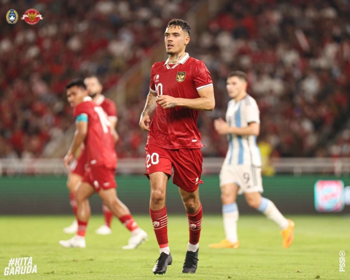 Hậu vệ Indonesia Shayne Pattynama thi đấu trong trận giao hữu thua Argentina 0-2 tại sân Gelora Bung Karno, Indonesia ngày 19/6/2023. Ảnh; PSSI