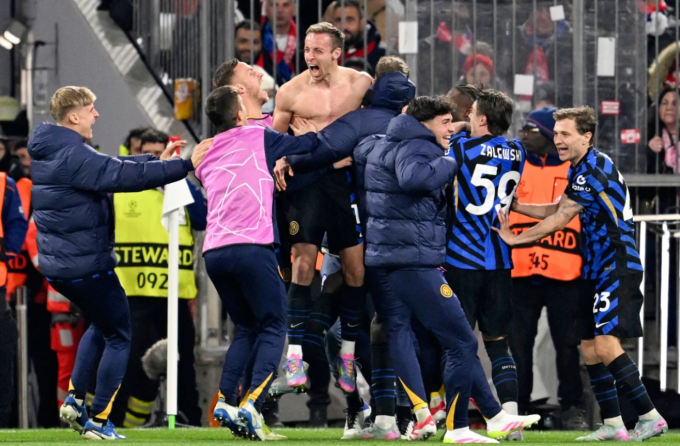 Frattesi cởi áo mừng bàn ấn định tỷ số trong trận lượt đi tứ kết Champions League trên sân Allianz, Munich, Đức ngày 8/4. Ảnh: AP