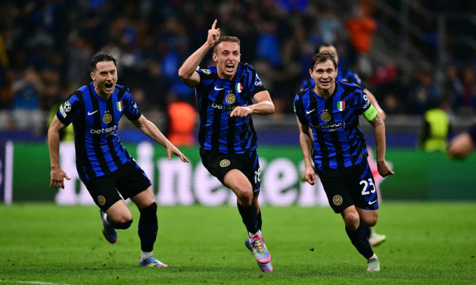 Davide Frattesi (giữa) ăn mừng bàn thắng quyết định cho Inter trước Barca tại bán kết Champions League