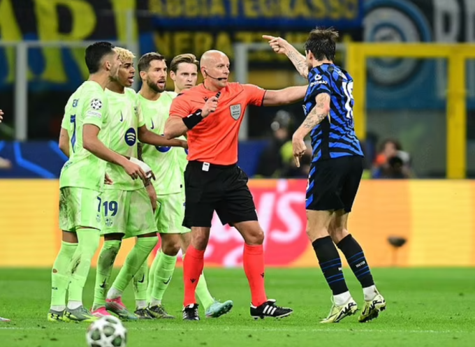 Francesco Acerbi chỉ tay về phía Inigo Martinez và phản ứng dữ dội. Ảnh: Reuters