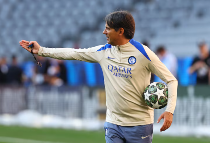 HLV Simone Inzaghi chỉ đạo Inter trong buổi tập làm quen sân trước chung kết Champions League tại Allianz Arena, Munich, Đức ngày 30/5. Ảnh: Reuters