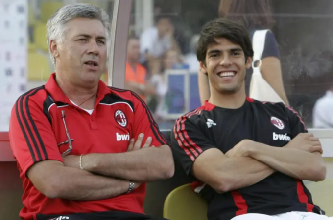 HLV Carlo Ancelotti (trái) và Kaka thời còn phụng sự AC Milan. Ảnh: Marca