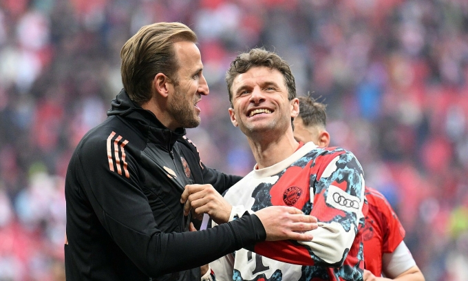 Harry Kane (trái) cười đùa với Thomas Muller sau trận Bayern hòa Leipzig trên sân Red Bull, thành phố Leipzig, vùng Saxony, Đức, vòng 32 Bundesliga ngày 3/5/2025. Ảnh: MiaSanMia