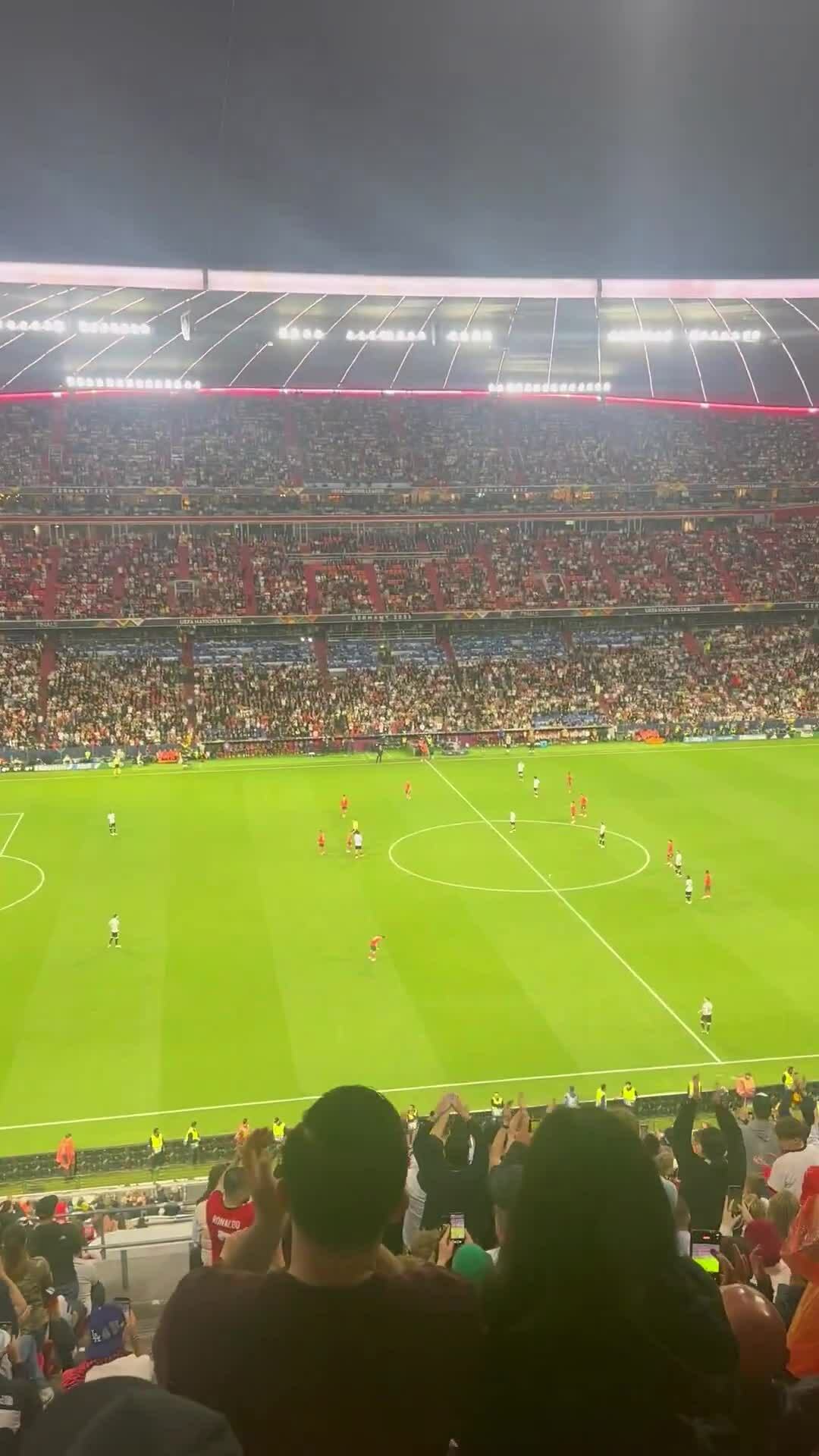 Khán giả Đức đồng loạt đứng vỗ tay tri ân Ronaldo
