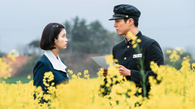 IU (trái) và Park Bo Gum đóng chính Khi cuộc đời cho bạn quả quýt.