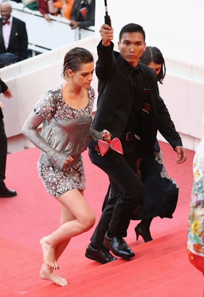 Kristen Stewart - giám khảo Liên hoan phim Cannes 2018 - phản đối quy định cấm đi giày bệt của ban tổ chức khi dự sự kiện. Ảnh: Marie Claire