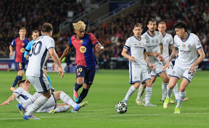 Yamal (số 19) trong vòng vây của các cầu thủ Inter, trên sân Montjuic, Barcelona, Tây Ban Nha hôm 1/5. Ảnh: Reuters