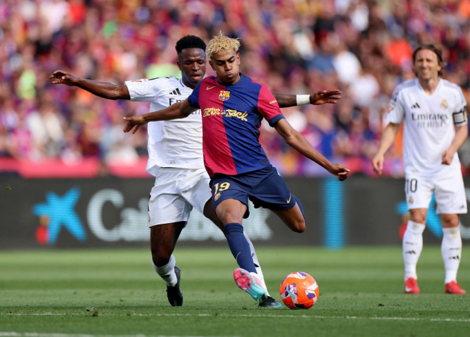 Yamal (số 19) sút bóng trong trận Barca gặp Real Madrid ở La Liga trên sân Montjuic, thành phố Barcelona, Tây Ban Nha ngày 11/5/2025. Ảnh: Reuters