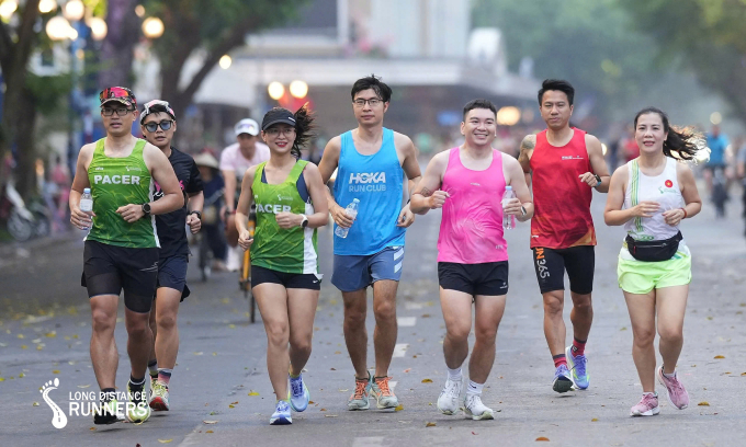 Một nhóm người chạy tập ở phố đi bộ Hồ Gươm, Hà Nội.