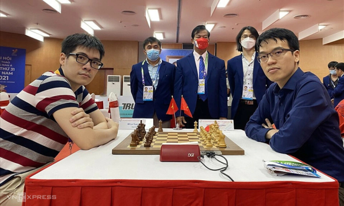 Lê Tuấn Minh trước ván thắng Lê Quang Liêm để giành HC vàng cờ chớp SEA Games 31, ngày 20/5/2022 tại Hạ Long, Quảng Ninh. Ảnh: Anh Thư