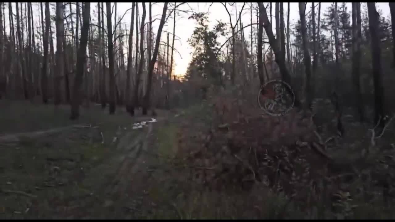 Binh sĩ Nga cắt dây cáp drone cáp quang của Ukraine