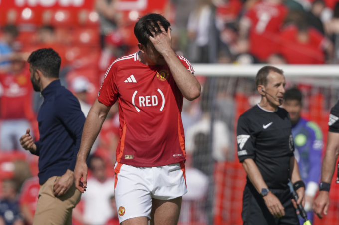Harry Maguire ôm đầu thất vọng sau trận. Ảnh: AP