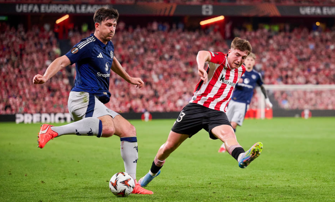 Harry Maguire tạt bóng từ cánh phải dẫn đến bàn mở tỷ số của Man Utd. Ảnh: AP