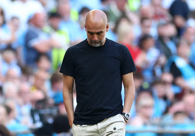 HLV Pep Guardiola cúi đầu thất vọng trong trận Man City thua Crystal Palace 0-1 ở chung kết trên sân Wembley, London, Anh ngày 17/5. Ảnh: Reuters